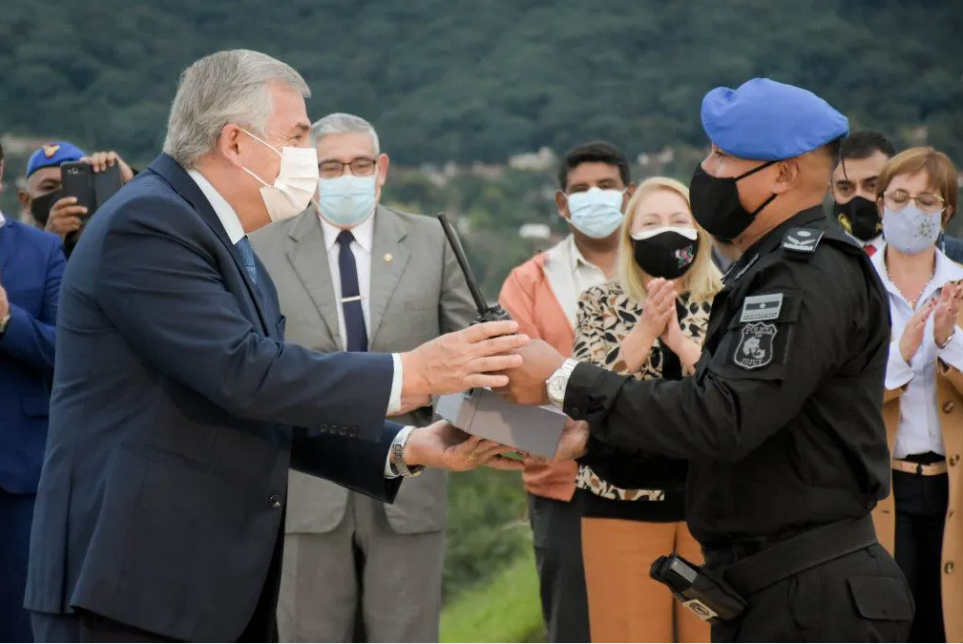 阿根廷胡胡伊(Jujuy)省警察啟用新的通信設(shè)備以加強(qiáng)其犯罪預(yù)防和社區(qū)援助力量。 阿根廷胡胡伊(Jujuy)省警察啟用新的通信設(shè)備以加強(qiáng)其犯罪預(yù)防和社區(qū)援助力量。